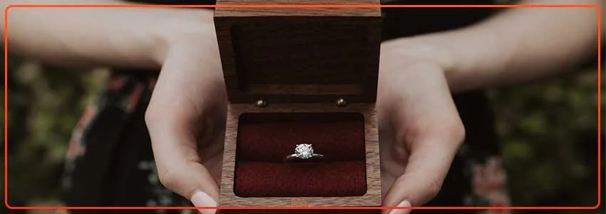 Premium Photo | Gold wedding ring with diamond in vintage velvet ring box  on beige background