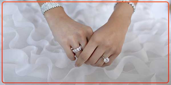 engagement-ring-finger-Vs-wedding-ring-finger